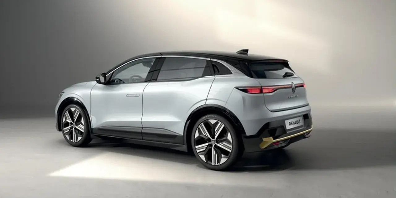 En silverfärgad Renault Mégane E-Tech elbil, sedd bakifrån, redo för ett test.