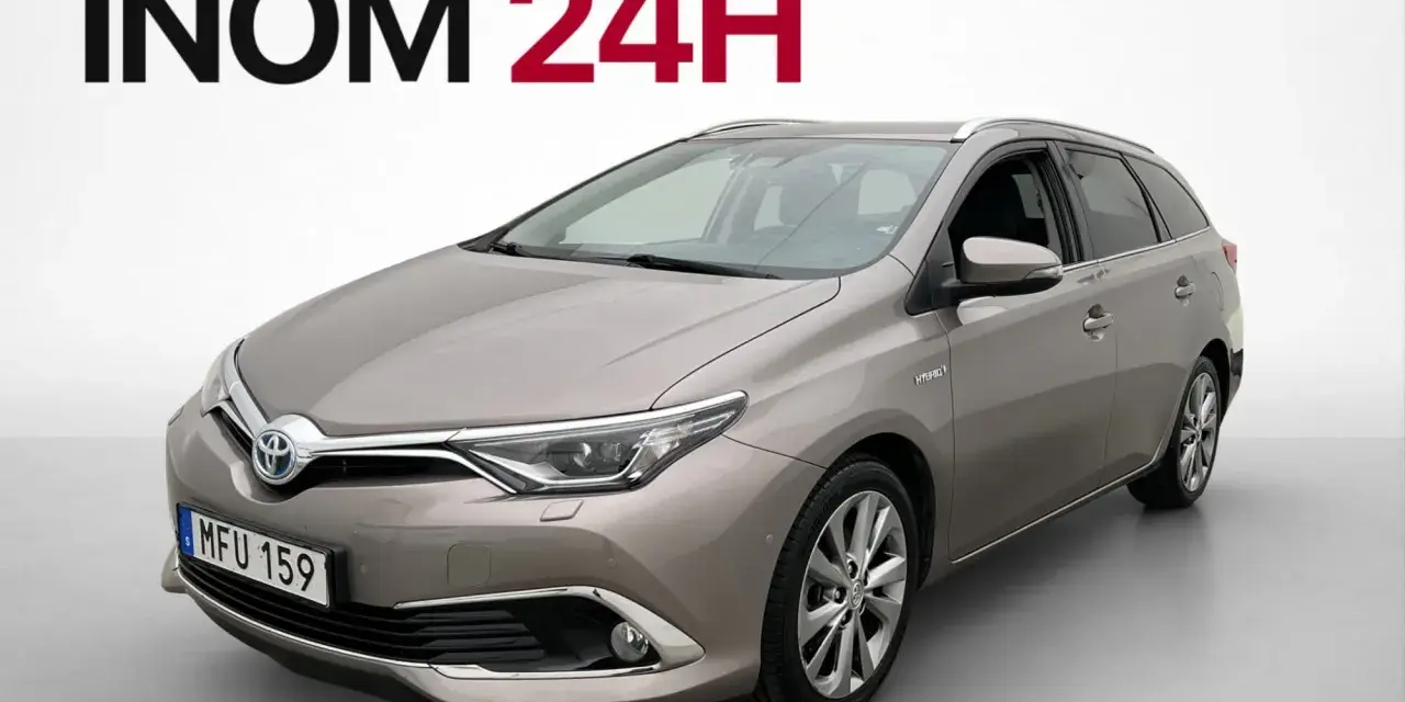 En grå Toyota Auris Hybrid kombi, redo för en testkörning i Sverige. Hemleverans inom 24h.