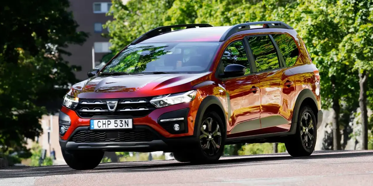 Röd Dacia Jogger på väg, redo för ett nytt dacia jogger test.
