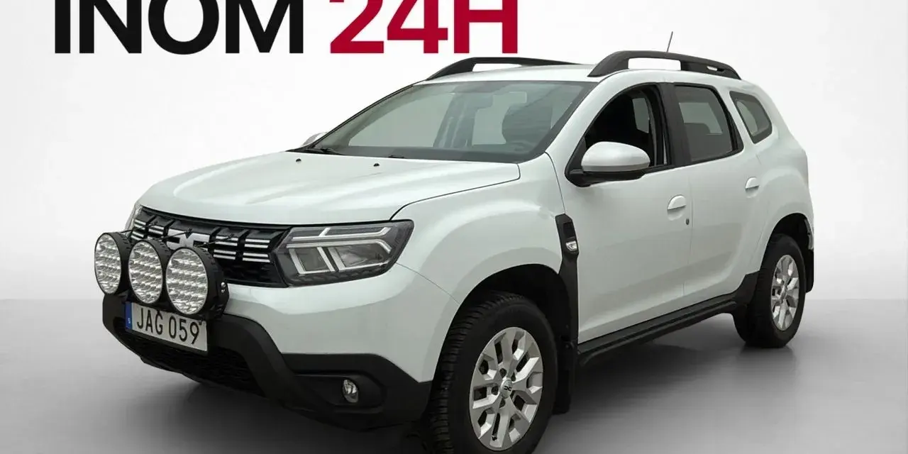 Vit Dacia Duster med extraljus, redo för ett däcktest. Hemleverans inom 24h.