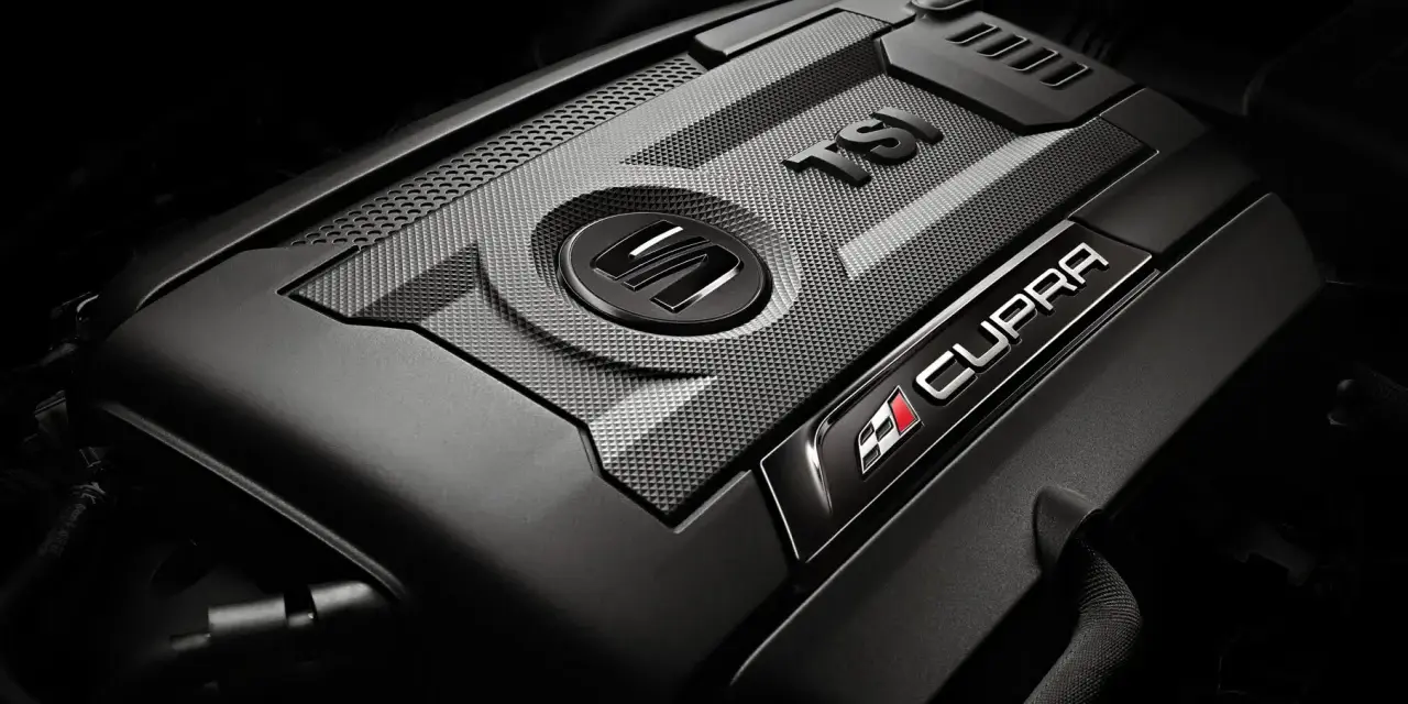 Detaljerad vy av ett modernt tsi motorlock med Cupra-logotypen.