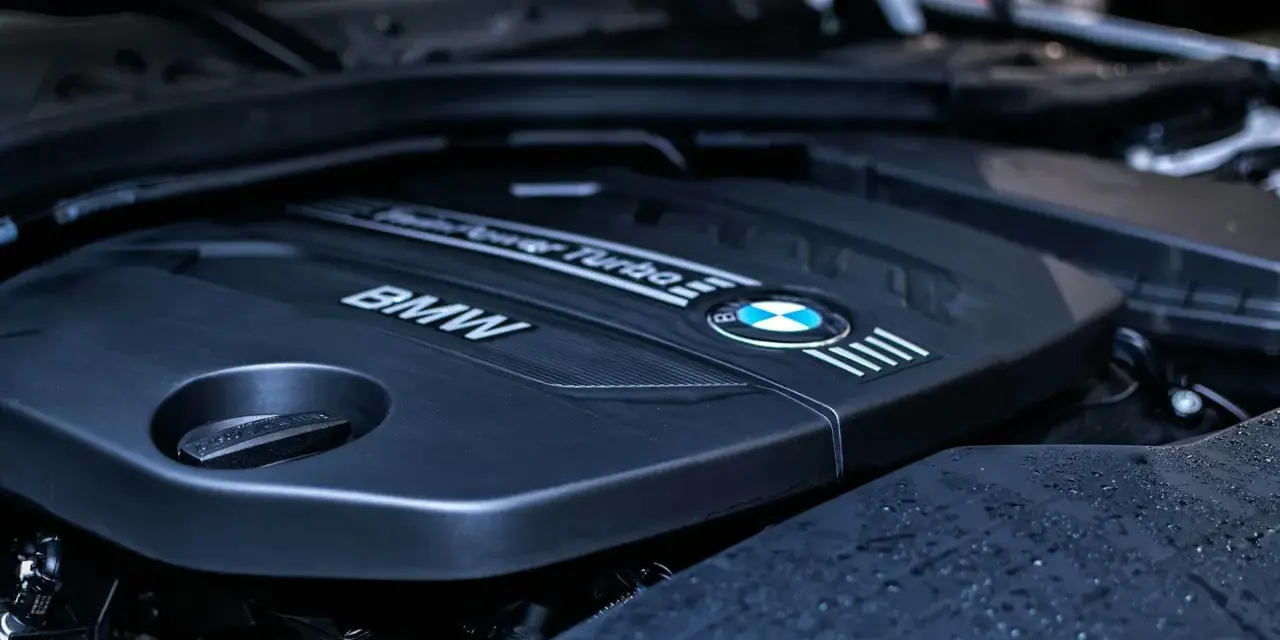 Motorrummet på en BMW med texten "Turbo" och BMW-loggan. Kylare bil.