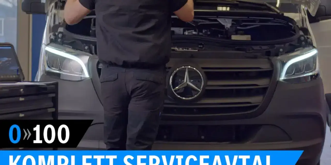 Mekaniker inspekterar motorutrymmet på en Mercedes-Benz skåpbil. Texten "KOMPLETT SERVICEAVTAL" antyder att detta är en del av deras serviceerbjudande.