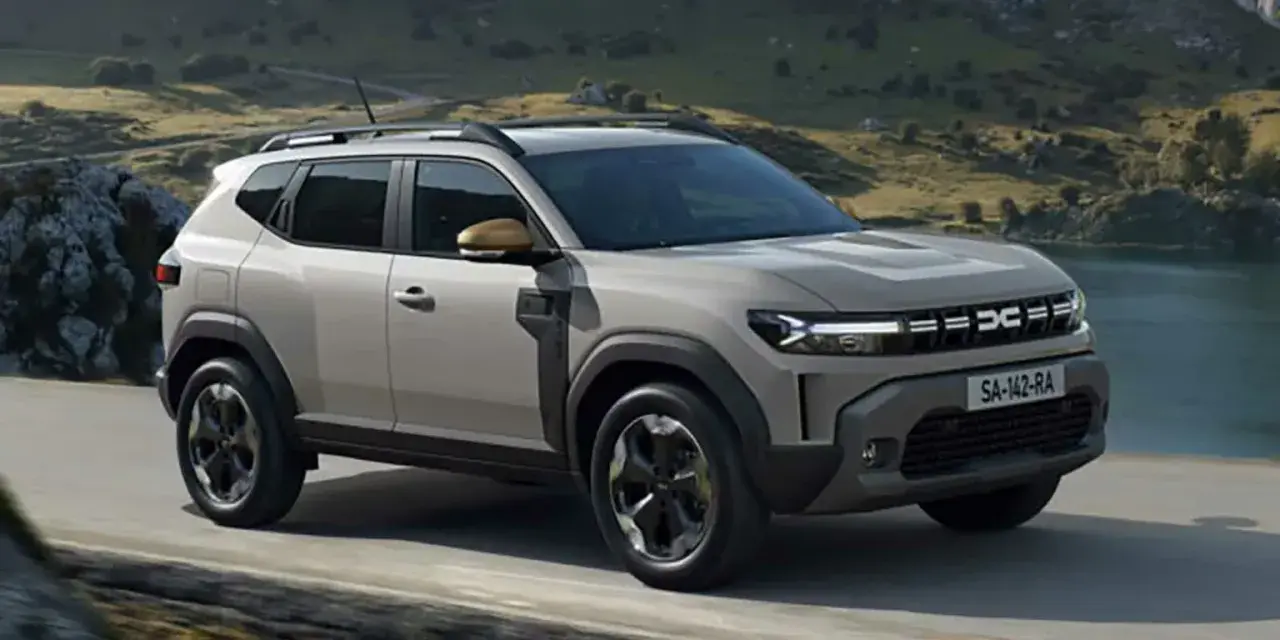 En ny Dacia Duster på en grusväg med berg och sjö i bakgrunden. Perfekt för ett dacia duster test i naturen.