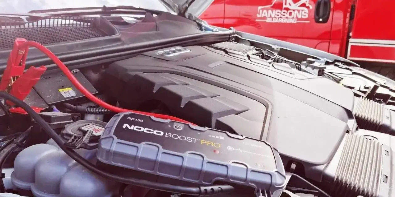 Bil startar inte kallt ute. Startkablar kopplade till batteriet med en NOCO BOOST PRO-enhet.