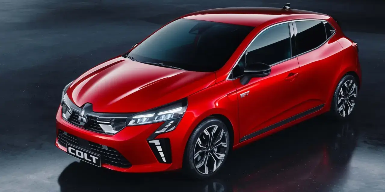 Röd Mitsubishi Colt, en modern elbil. Inga problem här, bara snygg design och framtidens körning.