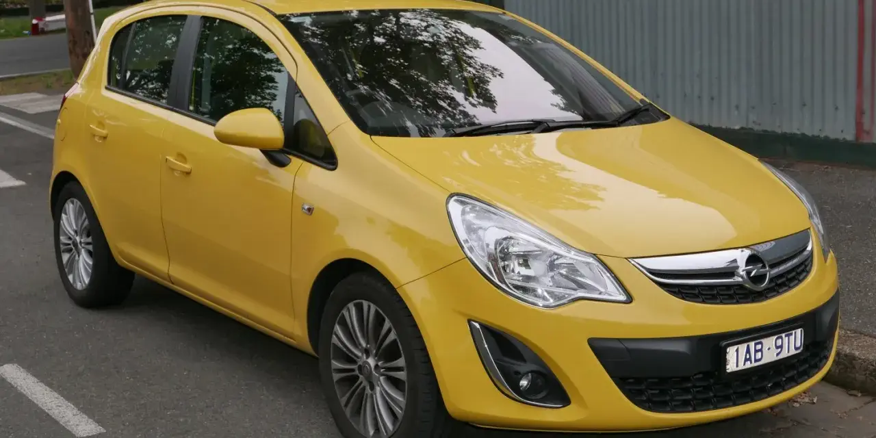 Gul Opel Corsa 1.2, en bil som kan ha vanliga fel.