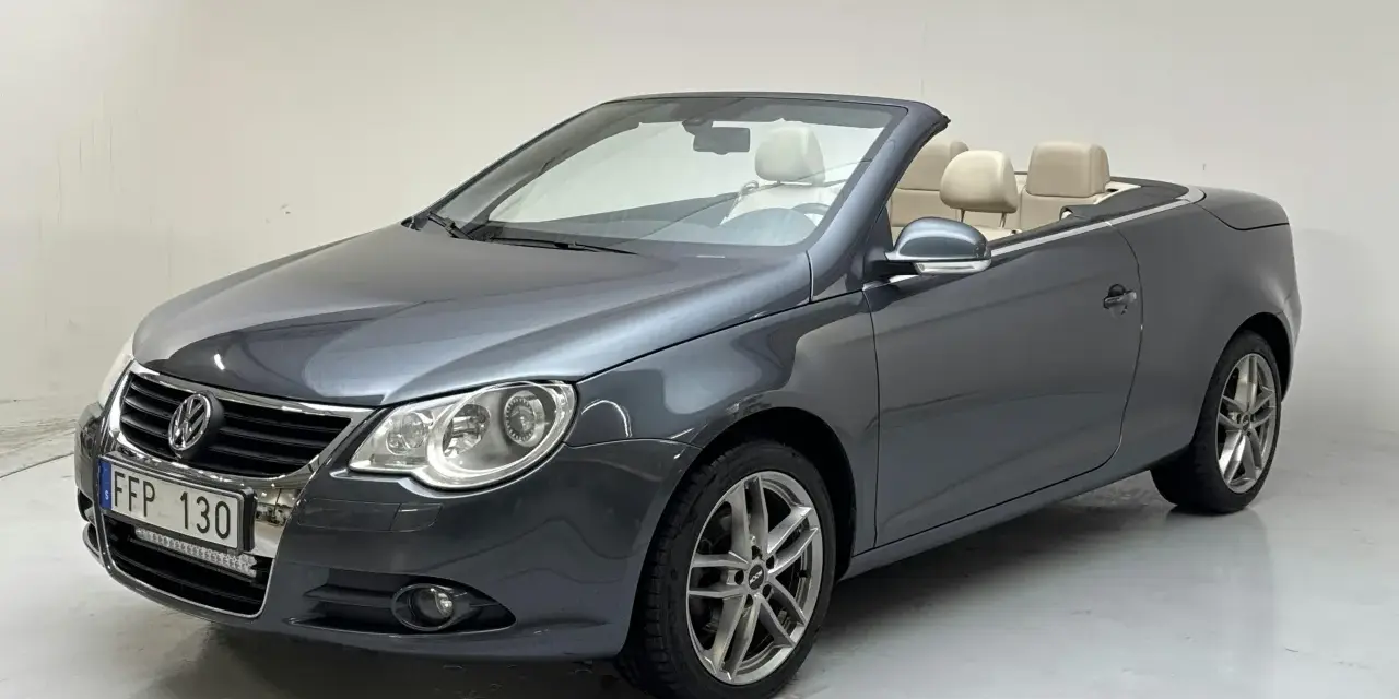Grå VW Eos cabriolet med beige inredning. Kanske en vw eos cab problem med taket?