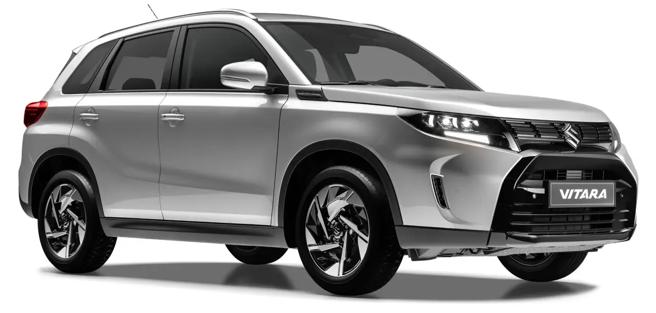 Silver Suzuki Vitara, redo för ett suzuki vitara test. Den har en modern design med skarpa linjer och snygga fälgar.