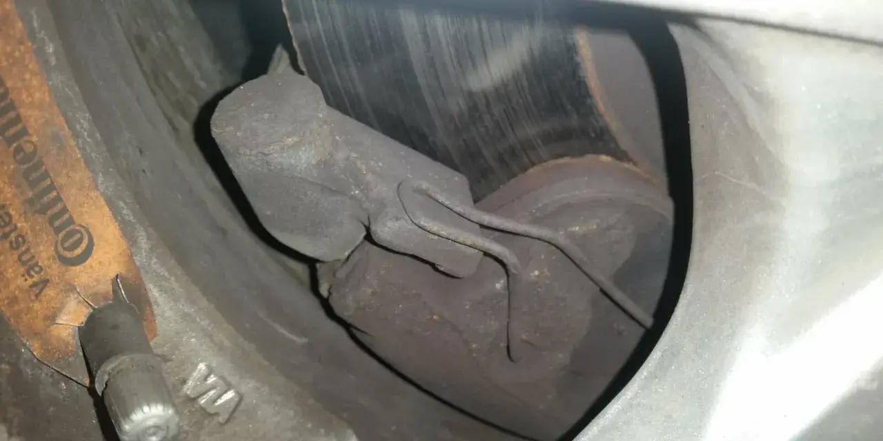 När bil vibrerar vid inbromsning kan det bero på slitna bromsbelägg eller skadade bromsskivor. Här syns en del av bromssystemet.