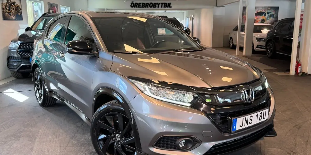Grå Honda HR-V med svarta fälgar. Inga synliga problem med denna bil, bara en snygg SUV.