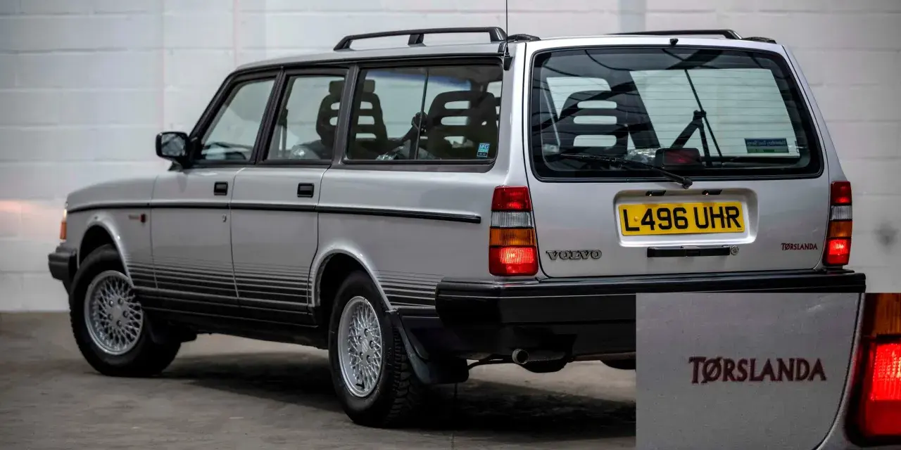 Silver Volvo 245 kombi med Torslanda-märke. En klassisk svensk bil redo för äventyr.