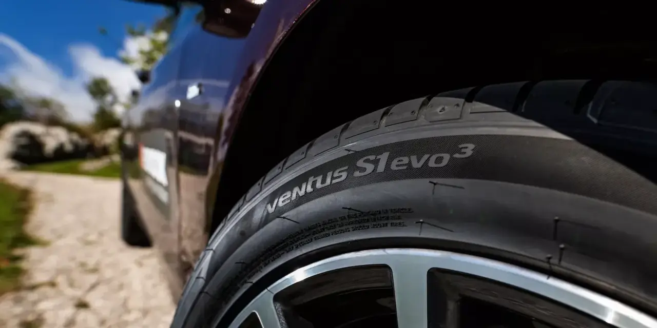 Nära bild på ett Hankook Ventus S1 evo 3 däck på en bil. Däcket är monterat på en snygg fälg.