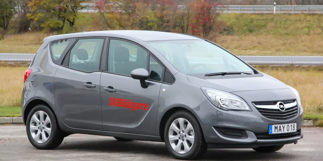 Grå Opel Meriva med texten "Vi Bilägare" på sidan. Kanske en diskussion om opel meriva problemi?