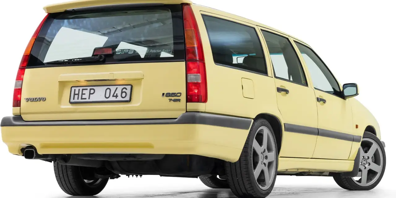 Gul Volvo 850 T-5R kombi. En **varningslampa utropstecken gul** kan lysa på instrumentbrädan, men denna bil är redo för äventyr!