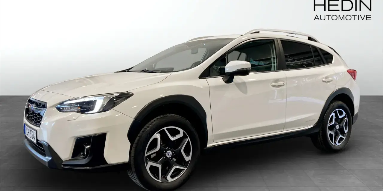 Vit Subaru XV, perfekt för en begagnad biltest. Denna SUV är redo för äventyr.