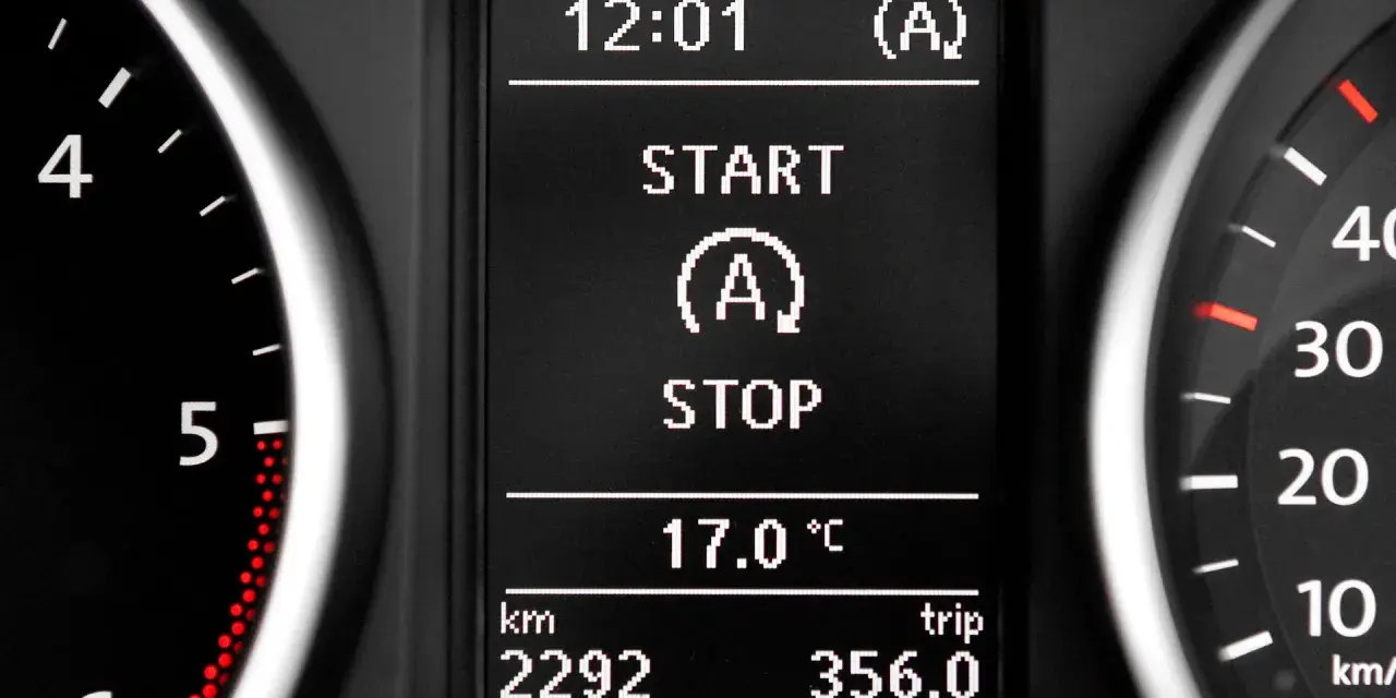 Bilens display visar 12:01, START/STOP-funktion, 17°C och körsträcka. En fel start stopp-situation kan uppstå om systemet inte fungerar som det ska.