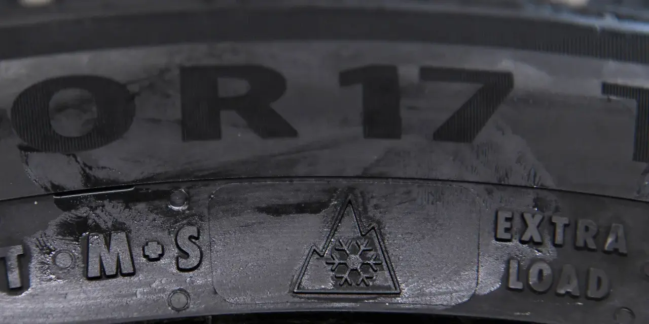 Detaljbild på ett däck med texten "R17", snöflingesymbol och "EXTRA LOAD". Ett bra val för ett kumho wintercraft ice wi32 test.