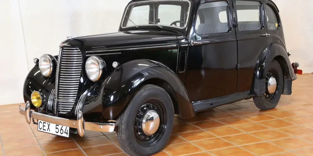 Svart Hillman bil från 1940-talet, med kromad grill och runda strålkastare.