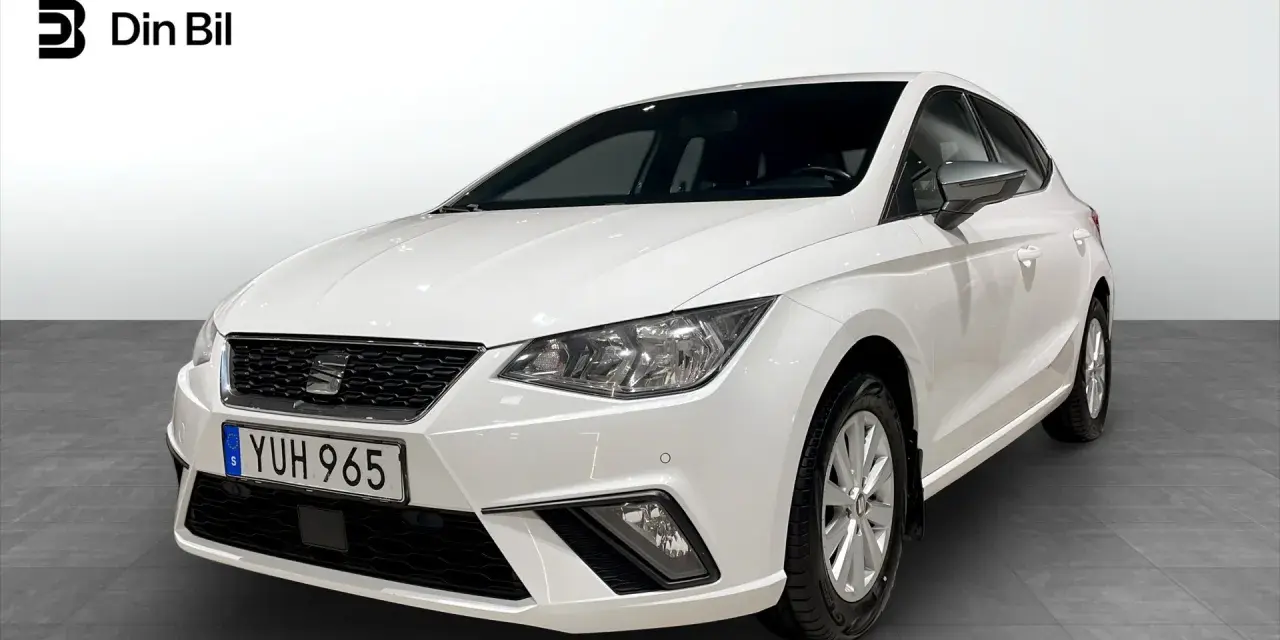 Vit Seat Ibiza, en populär modell som kan ha vissa vanliga fel. Bilen visas framifrån i en studio.
