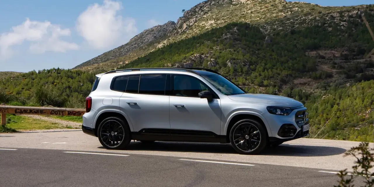 Silver Mercedes GLB på en bergsväg, redo för ett nytt mercedes glb test.