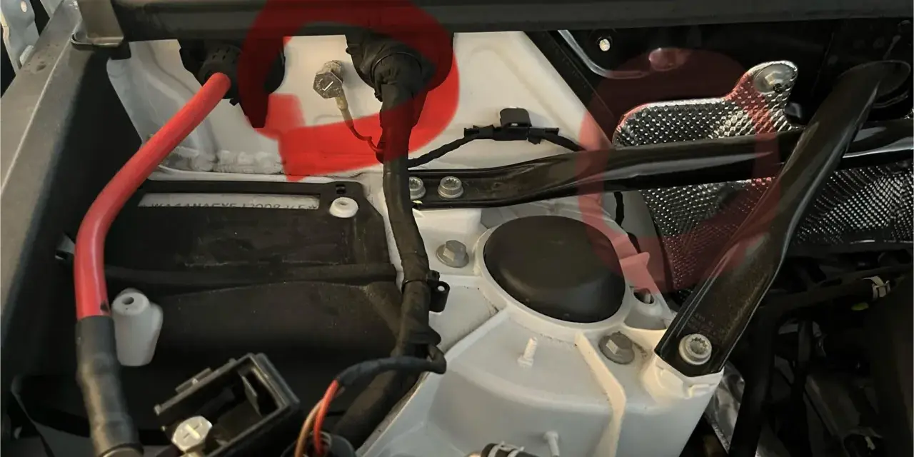 Audi Q5 problem: Röd cirkel markerar en misstänkt kabelanslutning i motorutrymmet.