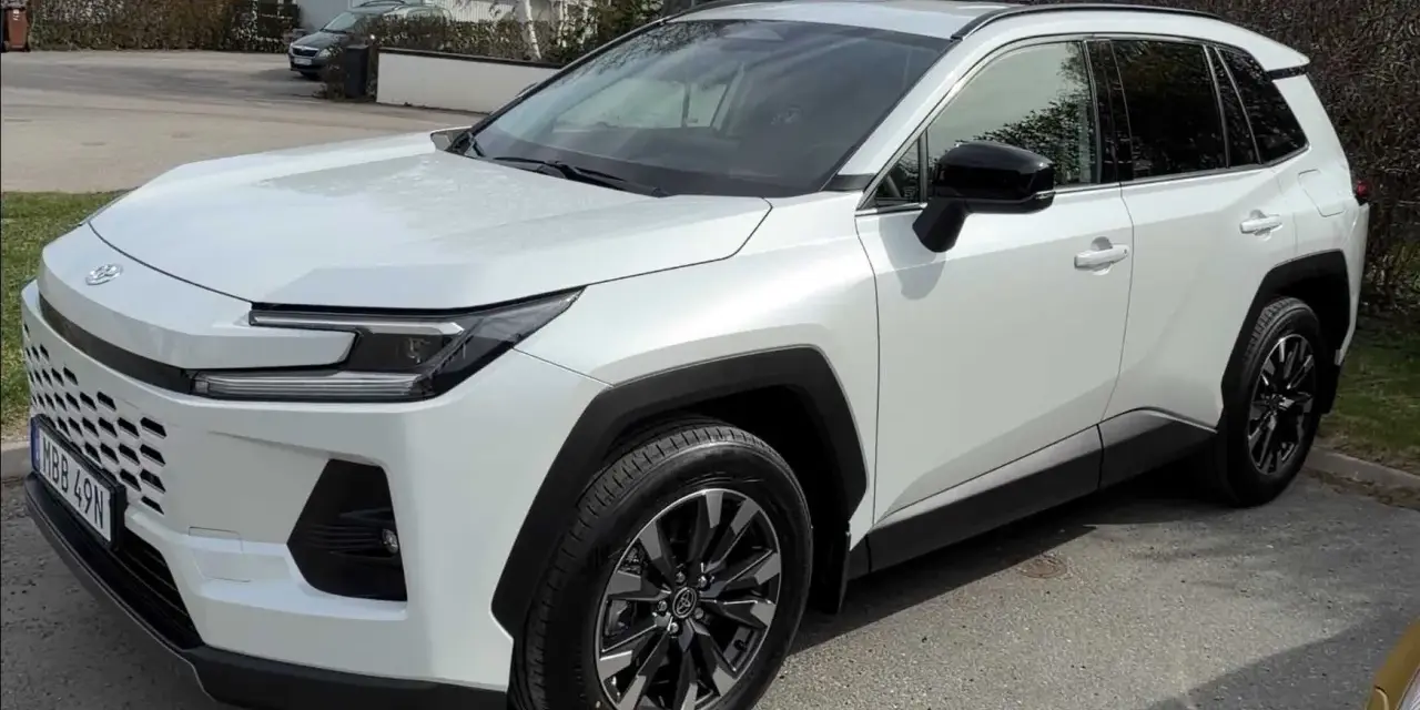 Vit Toyota RAV4 redo för ett nytt toyota rav4 test. Denna SUV ser redo för äventyr.