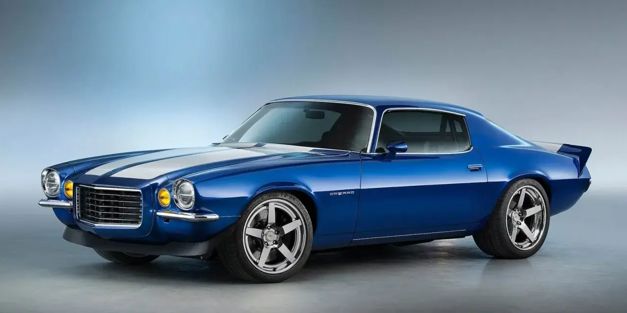 Blå Camaro 1970 med vita ränder, kromade fälgar och en sportig spoiler. En ikonisk muskelbil redo för vägen.