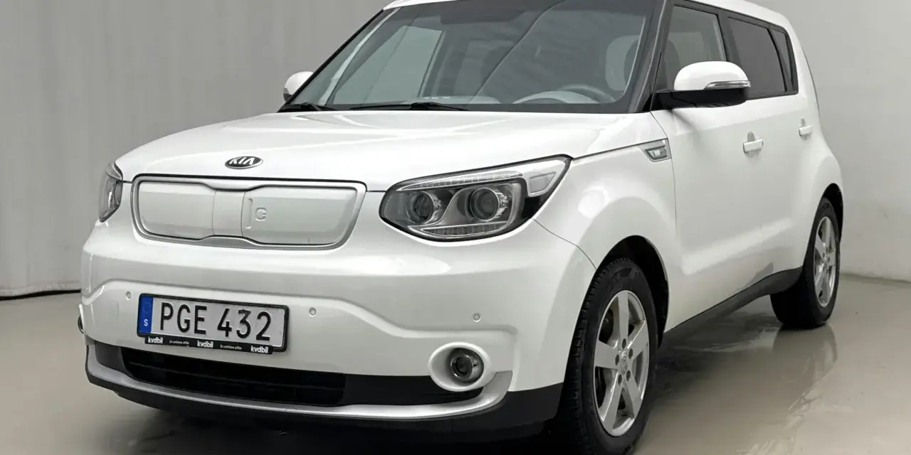 Vit Kia Soul elbil, redo för en provkörning. En perfekt bil för stadskörning.