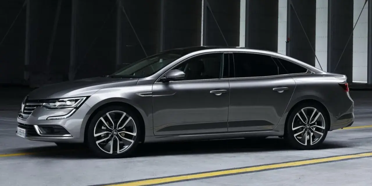 Grå Renault Talisman, en elegant sedan, står parkerad i ett modernt garage. Kanske en diskret hint om ett kommande renault talisman problem?