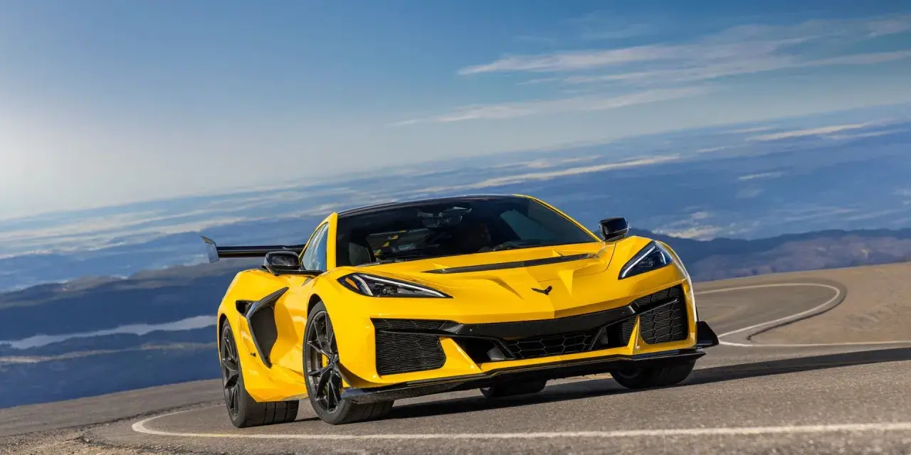 Gul Corvette ZR1 på en bergsväg med vidsträckt utsikt.