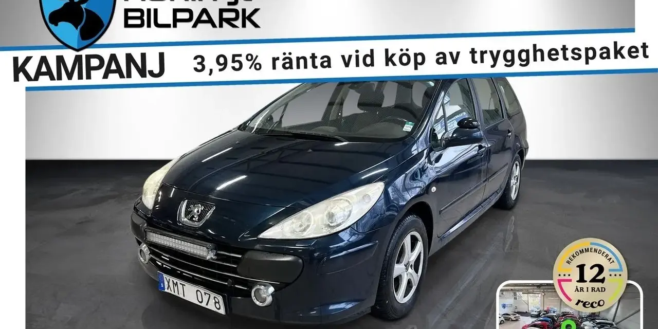Mörkblå Peugeot 307 kombi, en bil som kan ha vanliga fel, visas på Haninge Bilpark. Kampanj med 3,95% ränta.