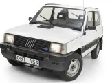 Vit Fiat Panda från 1980, en ikonisk liten bil med sin karaktäristiska design.