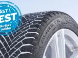Vinterdäck Falken Winterpeak F-Ice 1, bäst i test nordiska dubbfria. Snö på däcket.