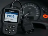 Diagnostikverktyg visar OBD2 felkoder på svenska: P0301, cylinder 1 misständning. Motorlampan lyser.