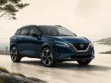 En mörkblå Nissan Qashqai står vid en kust. Inga problem syns med bilen, den ser perfekt ut.