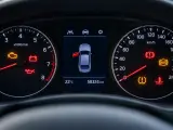 Varningslampa bil lyser för motor, batteri, oljetryck, ABS och däcktryck. En dörr är öppen.