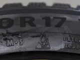 Detaljbild på ett däck med texten "R17", snöflingesymbol och "EXTRA LOAD". Ett bra val för ett kumho wintercraft ice wi32 test.