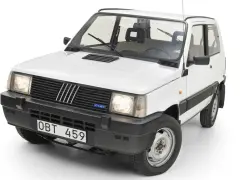 Vit Fiat Panda från 1980, en ikonisk liten bil med sin karaktäristiska design.