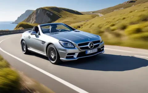 Silver Mercedes SLK 350 kör längs en kustväg, med motorproblem som gör resan osäker.
