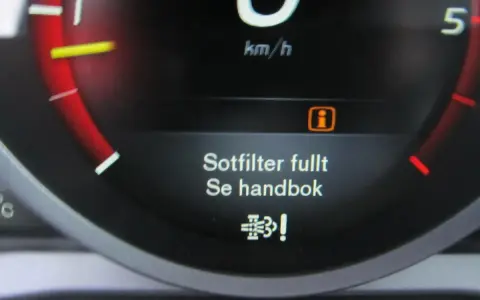 Varning i Volvo V70: Sotfilter fullt, se handbok. Dags för rengöring!