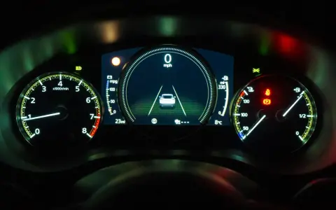 Instrumentpanel visar att epc lampan lyser och bilen hackar. Hastighetsmätaren visar 0 mph.