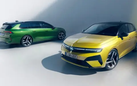 Två Opel Astra Sports Tourer, en grön och en gul, står bredvid varandra. Inga problem här, bara stil.