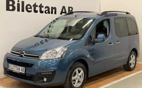 Blå Citroën Berlingo, en praktisk familjebil, står redo för nya äventyr. Inga synliga problem med denna bil.