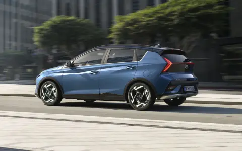 Blå Hyundai Bayon körs på en stadsgata, en perfekt bild för ett hyundai bayon test.