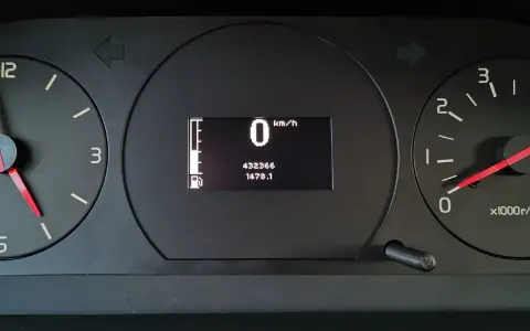 Instrumentpanelen på en Volvo 940 visar 0 km/h, bränslemätare och trippmätare. Inga varningslampor lyser.