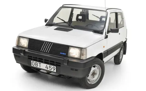 Vit Fiat Panda från 1980, en ikonisk liten bil med sin karaktäristiska design.