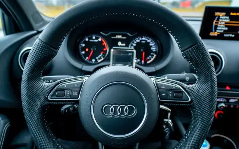 Ratt i Audi A3 med instrumentpanel och skärm. Vanliga fel på Audi A3 kan inkludera problem med elektronik och motor.