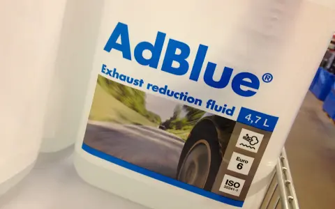 Behåll din bil ren och miljövänlig. Det är dags att fylla på AdBlue för att minska utsläppen.