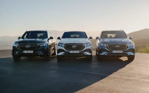 Tre Mercedes-elbilar står uppradade i solnedgången. En mörk, en vit och en blågrå. Perfekt för service.
